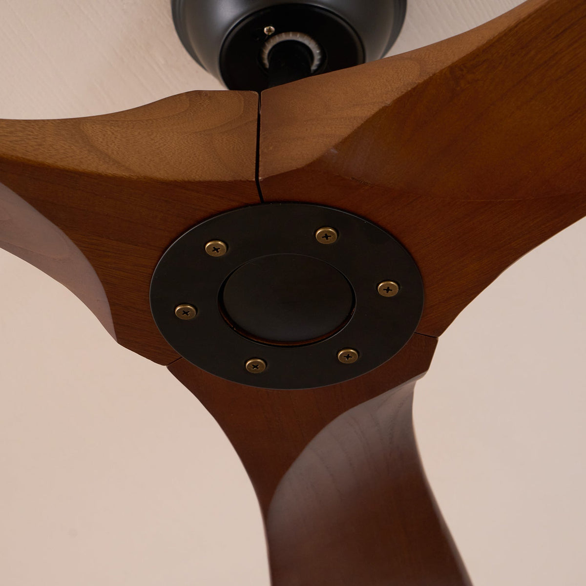 Loftventilator i træ, fjernbetjening, 6 hastigheder, 35 W motor, 106/132 cm