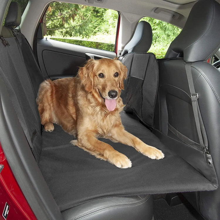 Autohoes voor honden op de achterbank — waterafstotende antislipmat