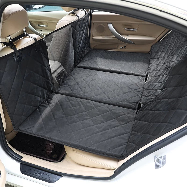 Autohoes voor honden op de achterbank — waterafstotende antislipmat