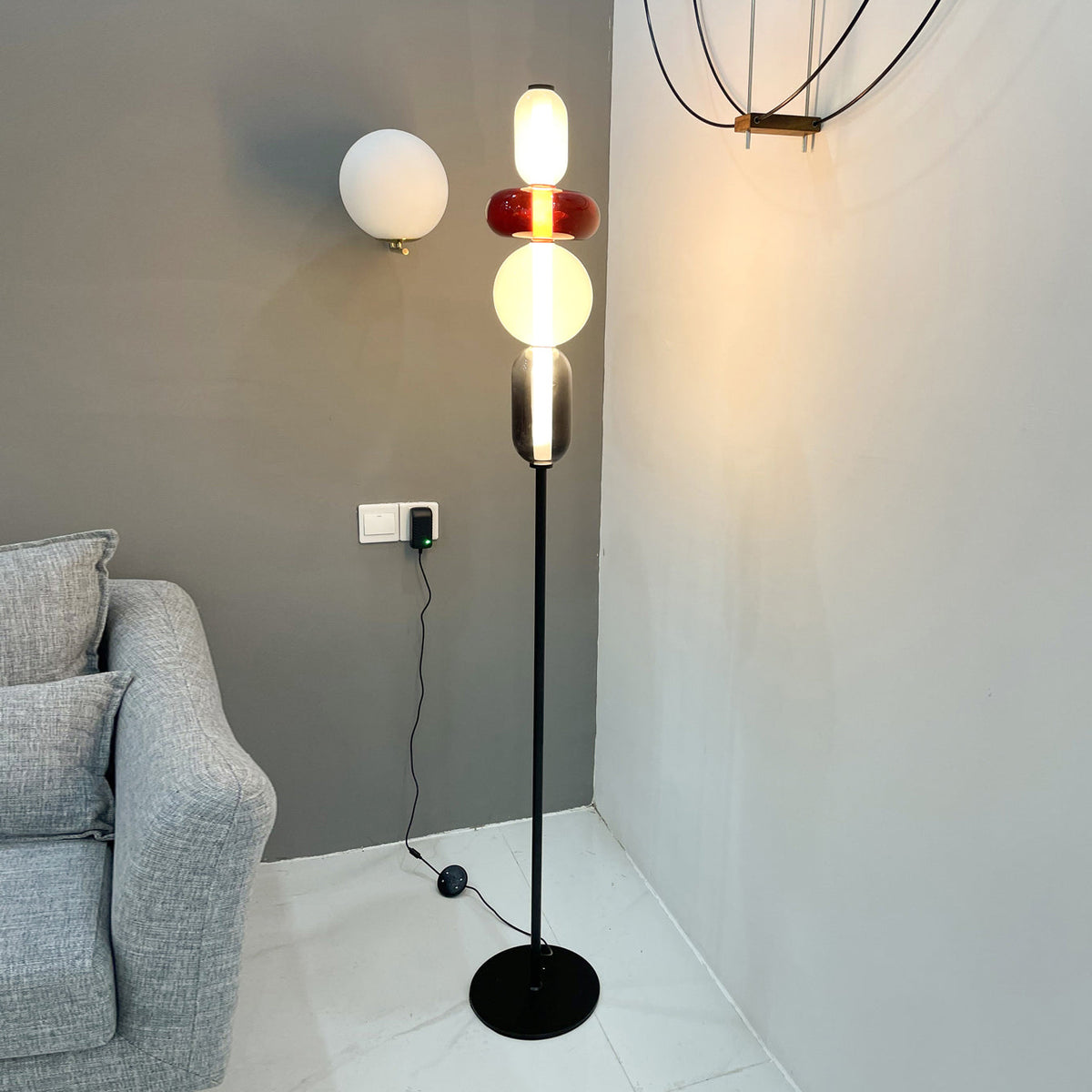 Handgeblasene Glas-Stehlampe mit schwarzem Standfuß