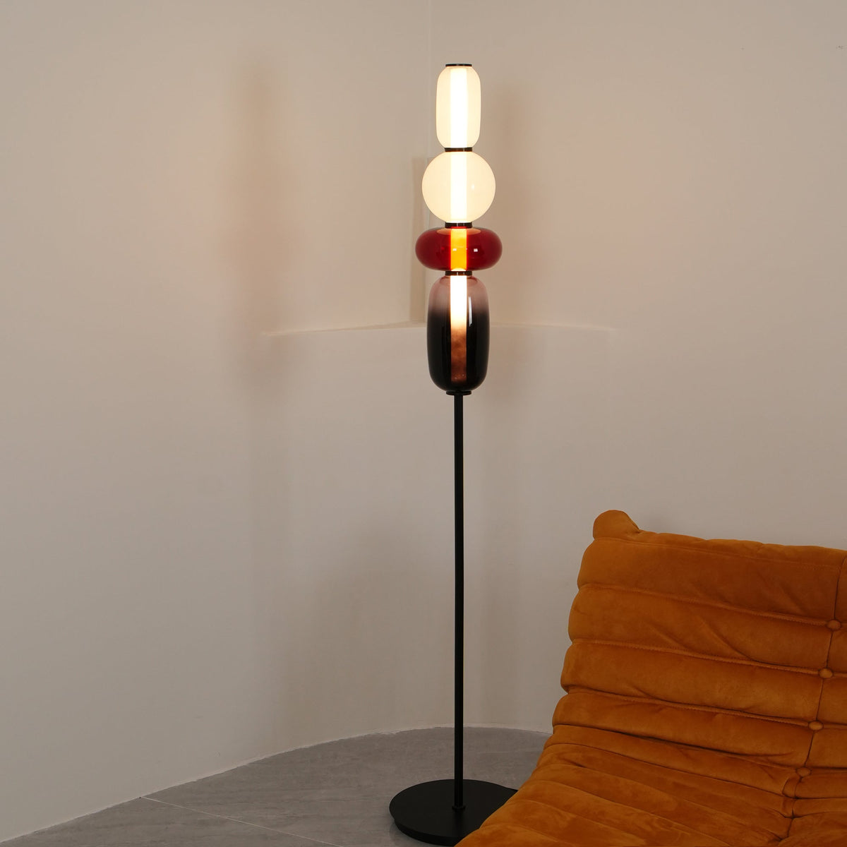 Handgeblasene Glas-Stehlampe mit schwarzem Standfuß