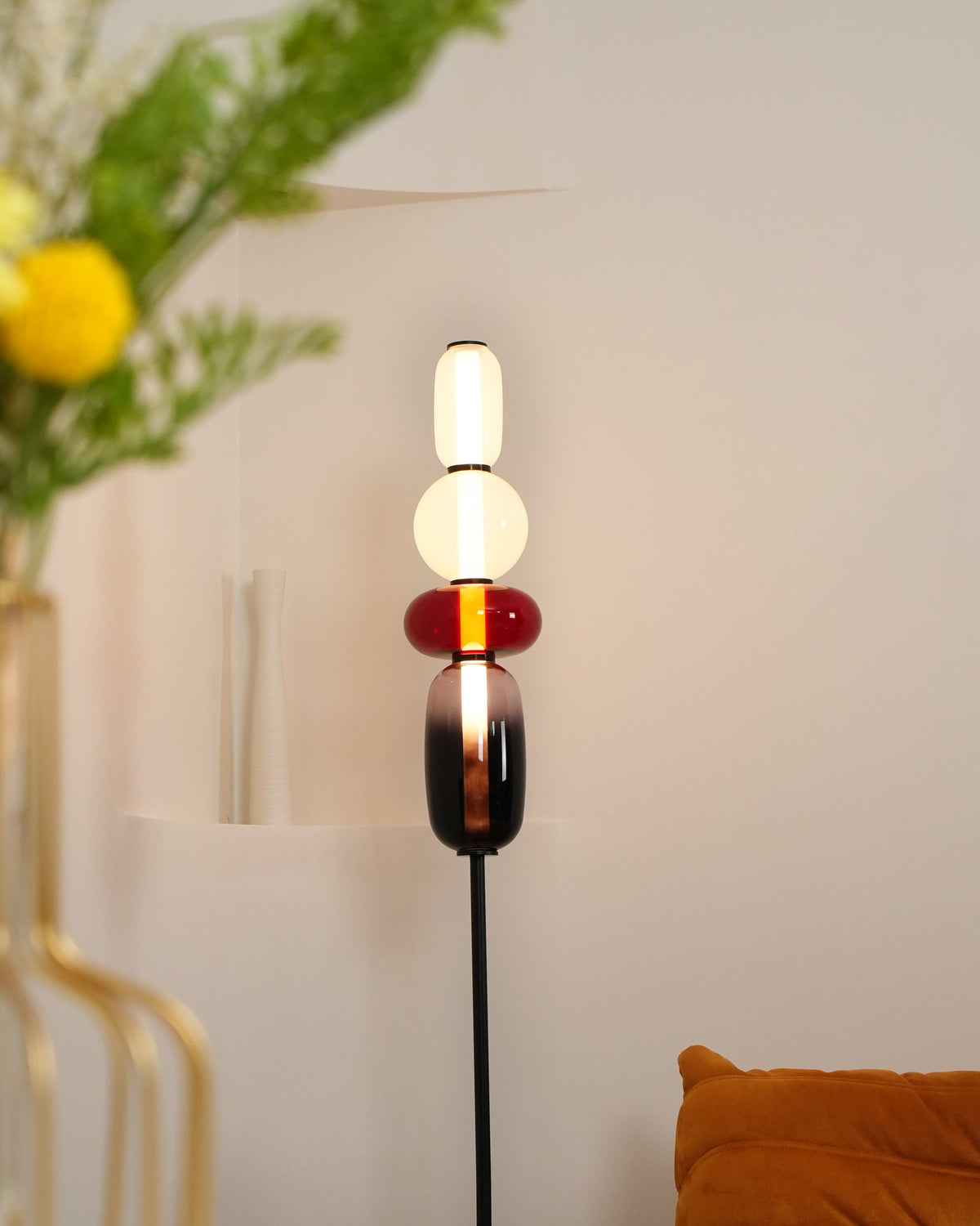 Handgeblasene Glas-Stehlampe mit schwarzem Standfuß