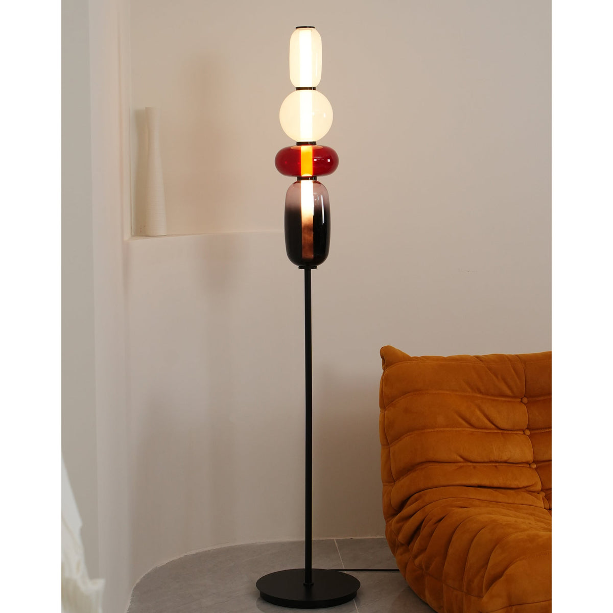 Handgeblasene Glas-Stehlampe mit schwarzem Standfuß