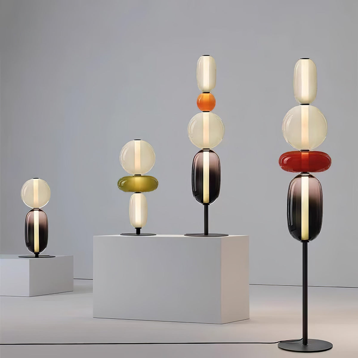 Handgeblasene Glas-Stehlampe mit schwarzem Standfuß
