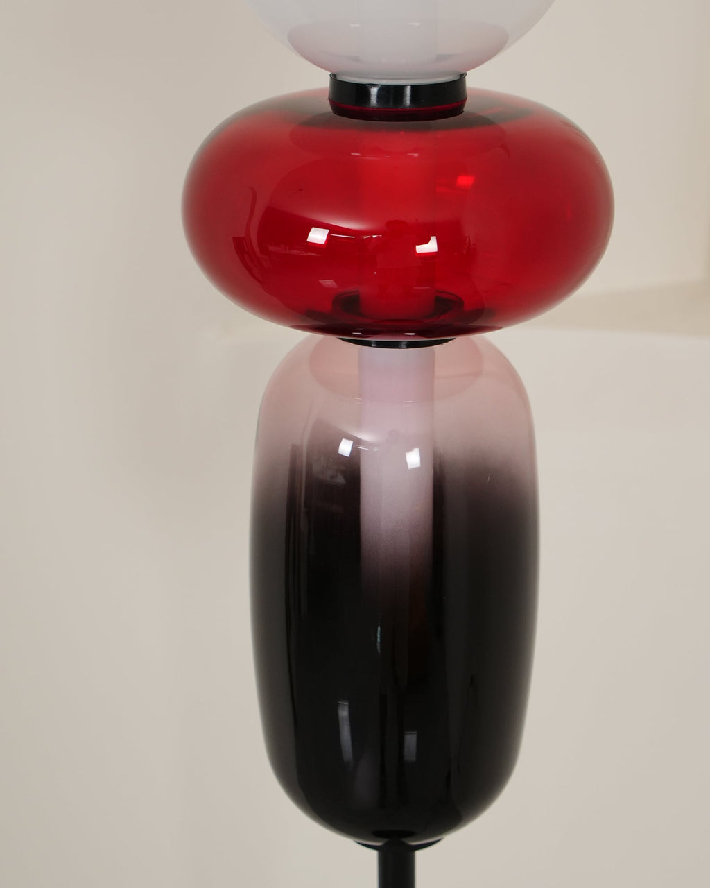 Handgeblasene Glas-Stehlampe mit schwarzem Standfuß