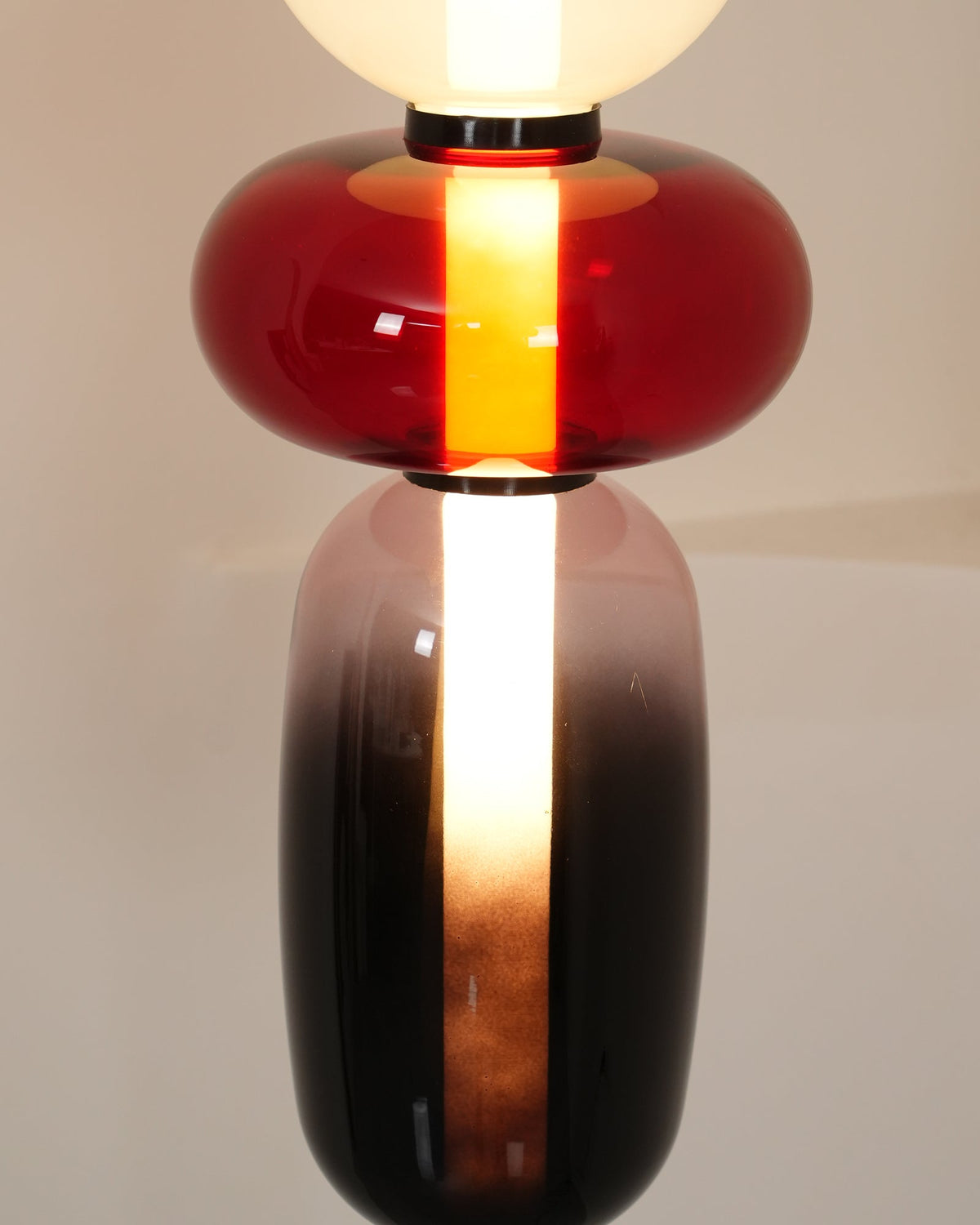 Handgeblasene Glas-Stehlampe mit schwarzem Standfuß