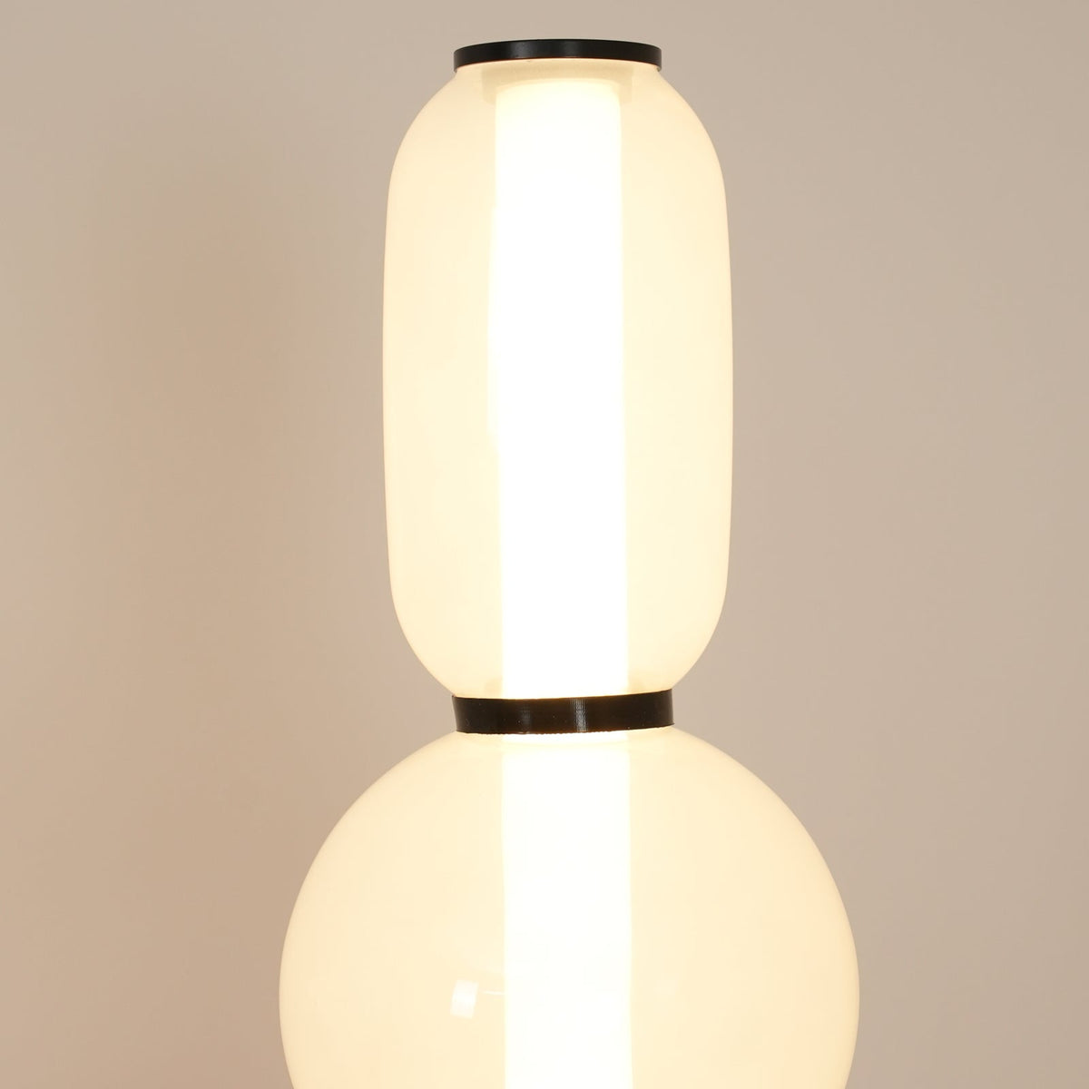Handgeblasene Glas-Stehlampe mit schwarzem Standfuß