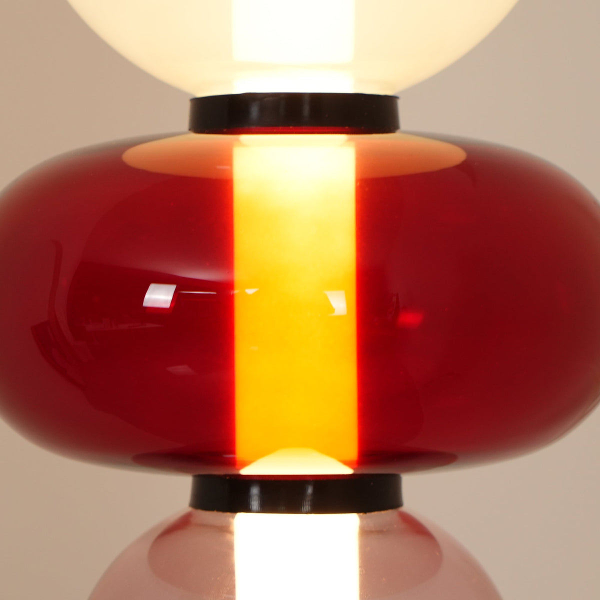 LED-golvlampa i glas, 130 eller 160 cm, röd vit svart
