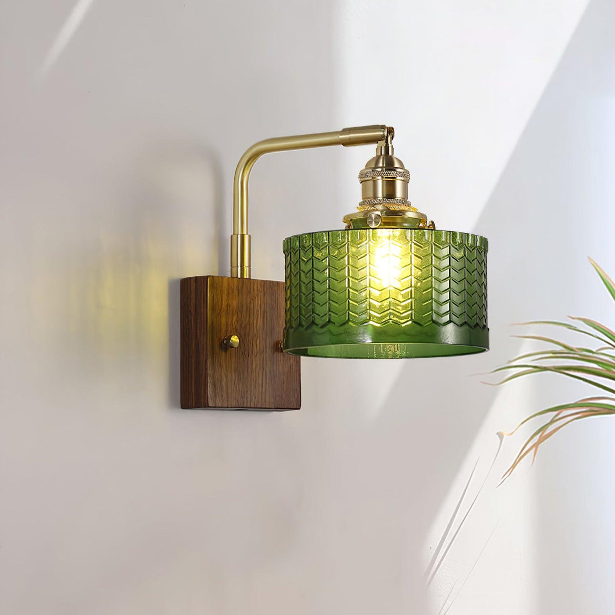 Lampă de perete verde — bază din lemn, abajur din sticlă, model solzi