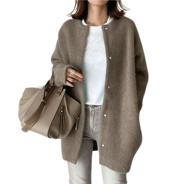 Warme gestrickte Damenstrickjacke - lange Ärmel, Knopfverschluss