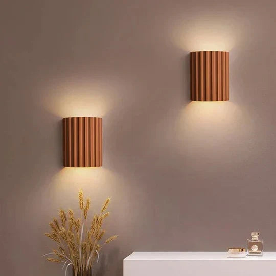 Räfflad skulptural vägglampa i resin, LED 7 W