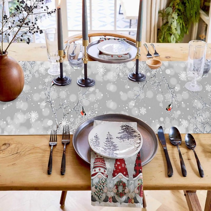 Runner da tavola natalizio Luxe in lino con motivo di fiocchi di neve e gnomi