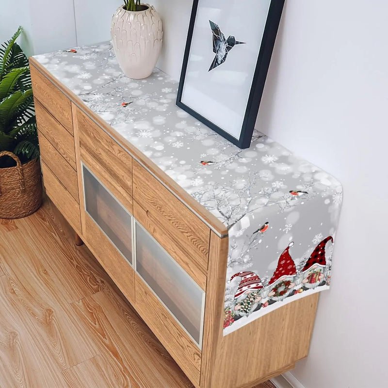 Runner da tavola natalizio Luxe in lino con motivo di fiocchi di neve e gnomi