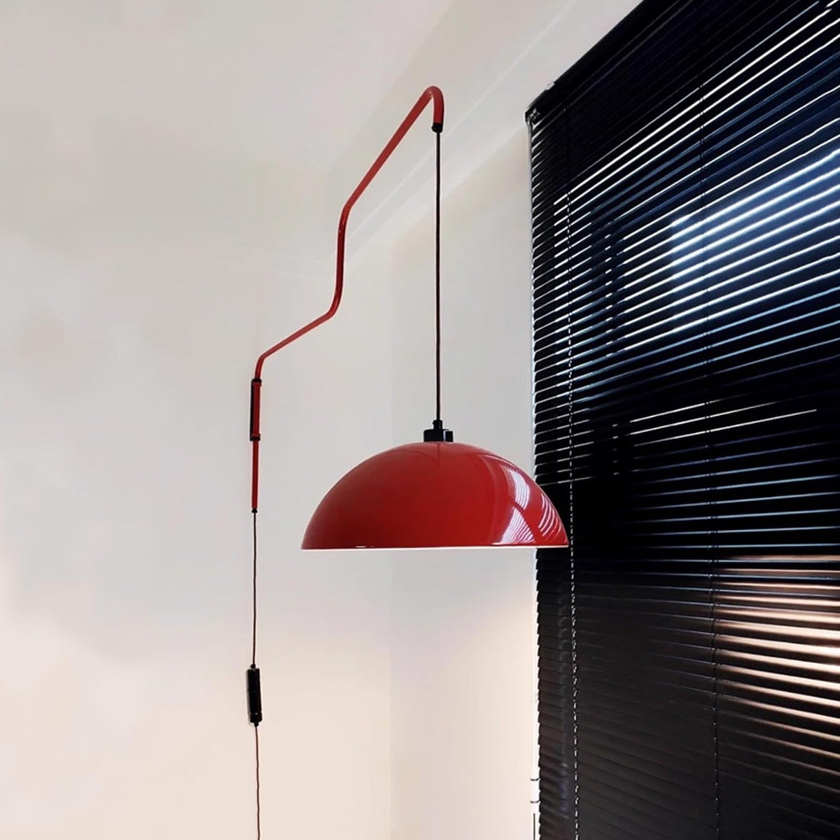 Lampă de perete geometrică cu conectare la priză - cu intensitate reglabilă, metal roșu/negru S/M/L