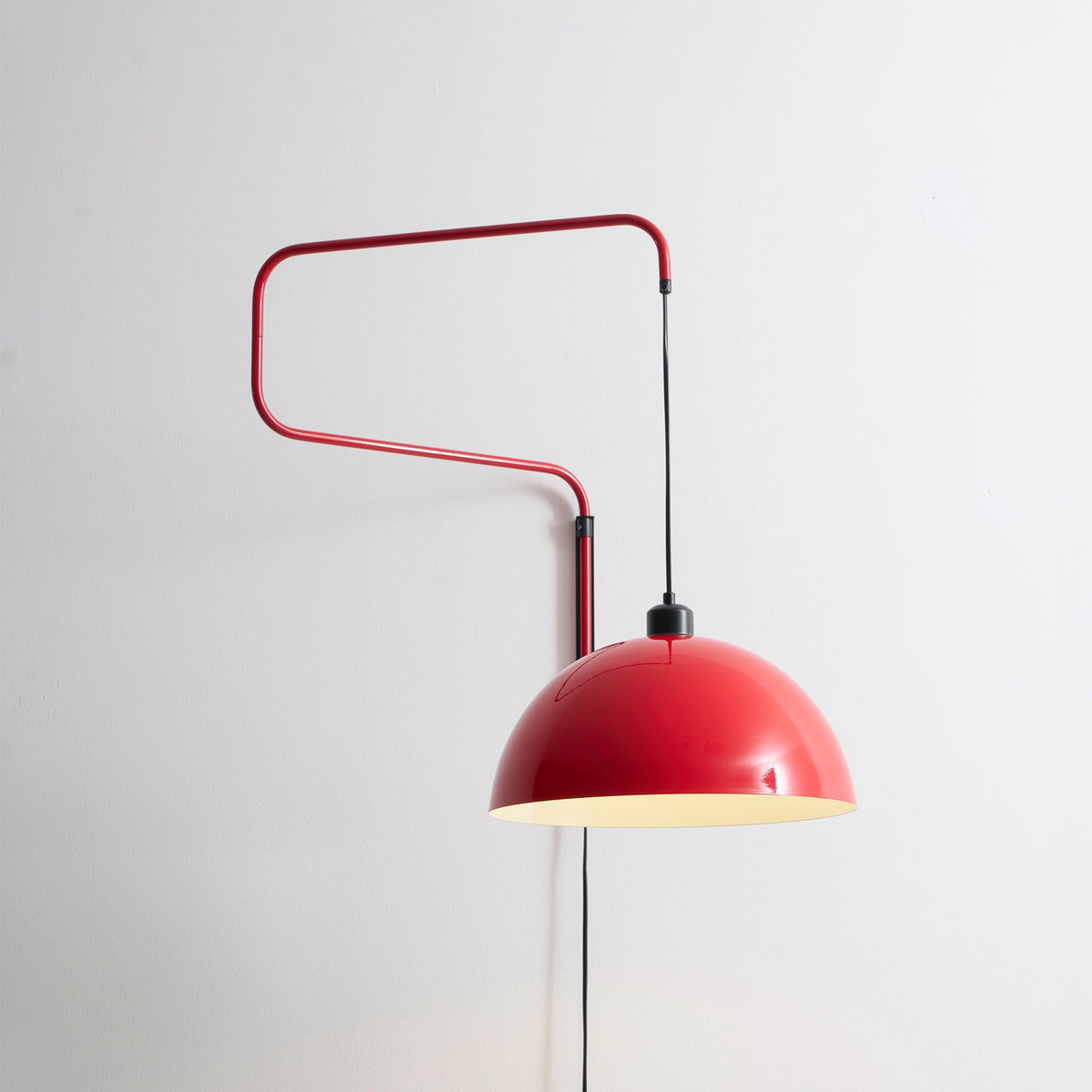Lampă de perete geometrică cu conectare la priză - cu intensitate reglabilă, metal roșu/negru S/M/L