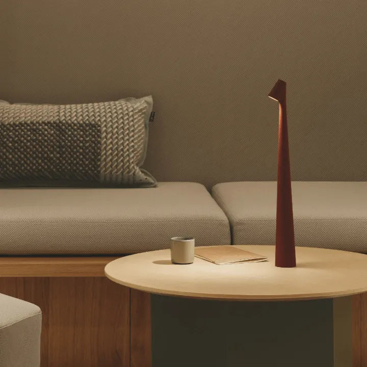 Lampă de masă LED cu intensitate reglabilă — Finisaj elegant, lumină caldă