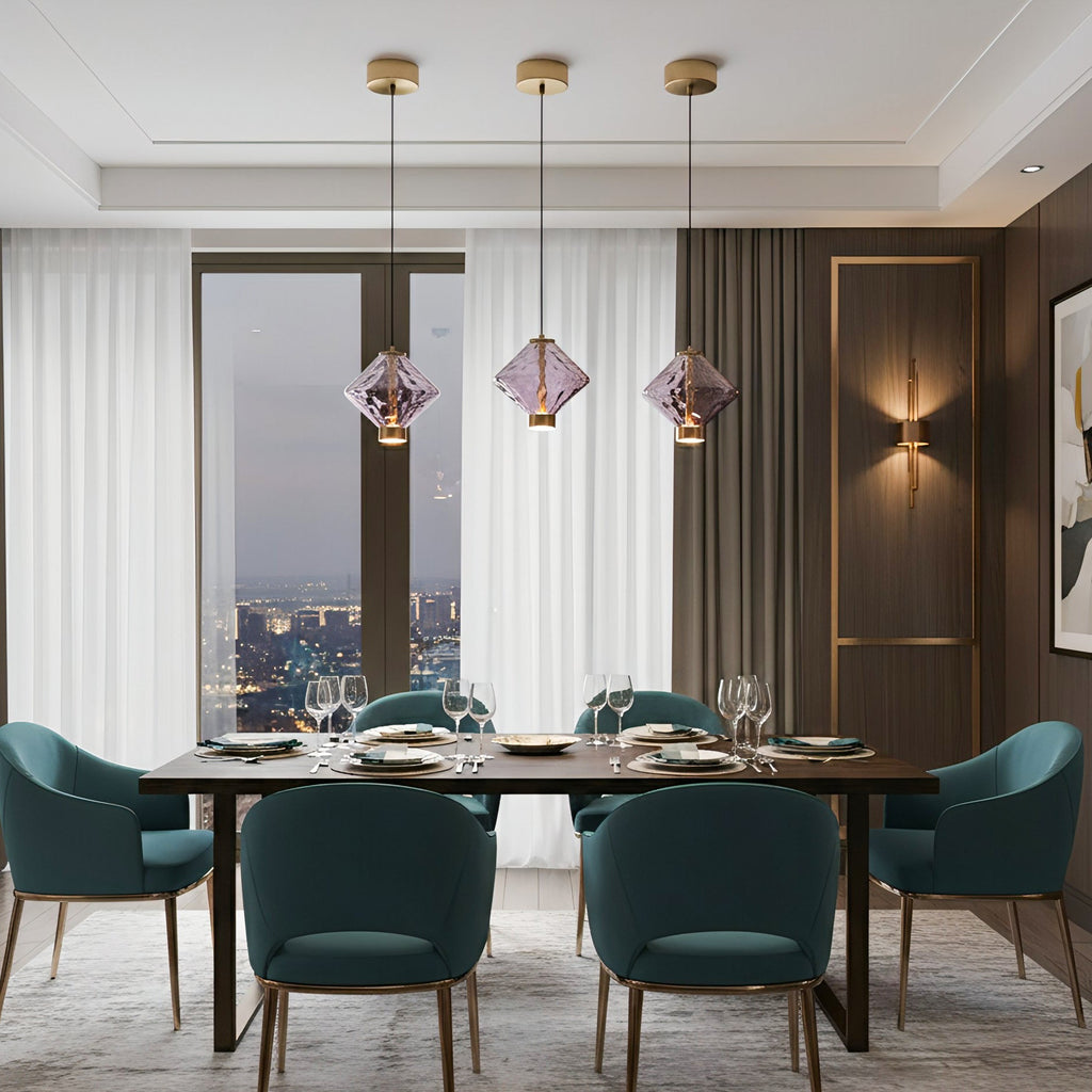 Pendelleuchte mit farbigem Glaskugel-Schirm — modernes Design