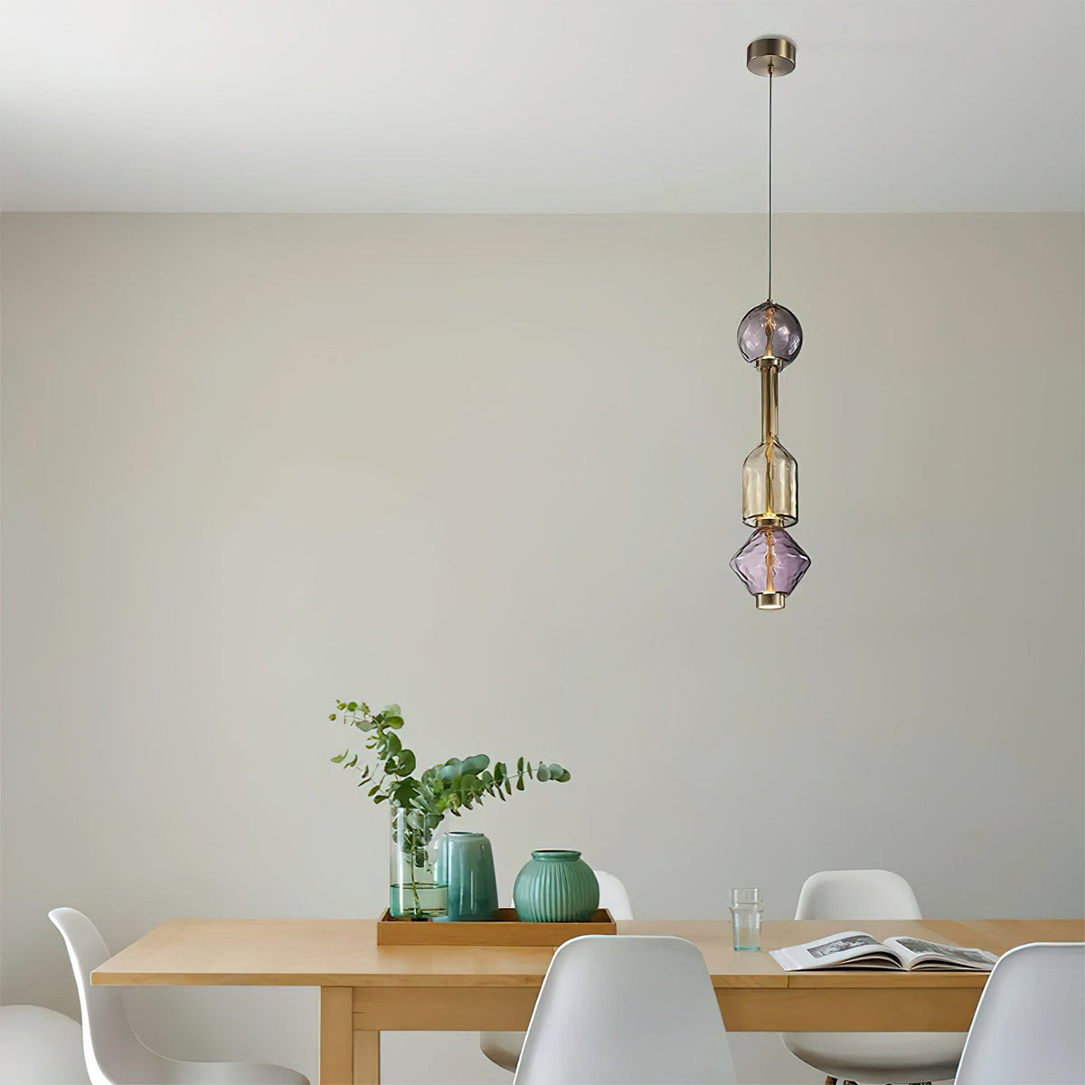 Pendelleuchte mit farbigem Glaskugel-Schirm — modernes Design