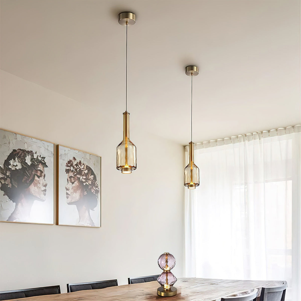 Pendelleuchte mit farbigem Glaskugel-Schirm — modernes Design