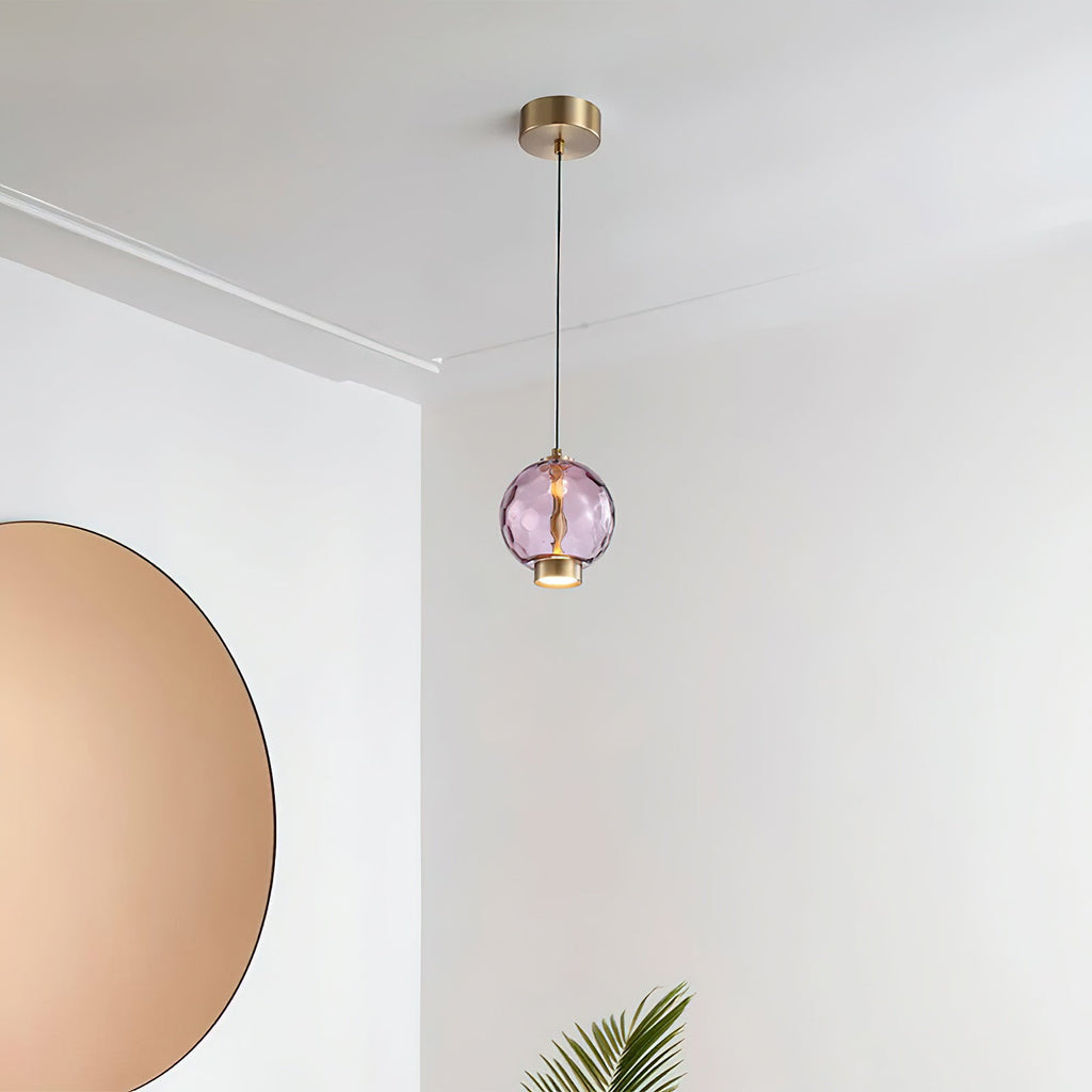 Pendelleuchte mit farbigem Glaskugel-Schirm — modernes Design