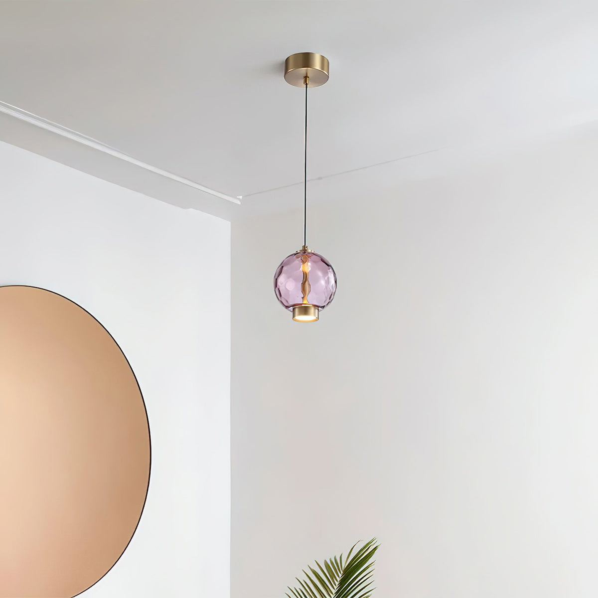 Pendelleuchte mit farbigem Glaskugel-Schirm — modernes Design