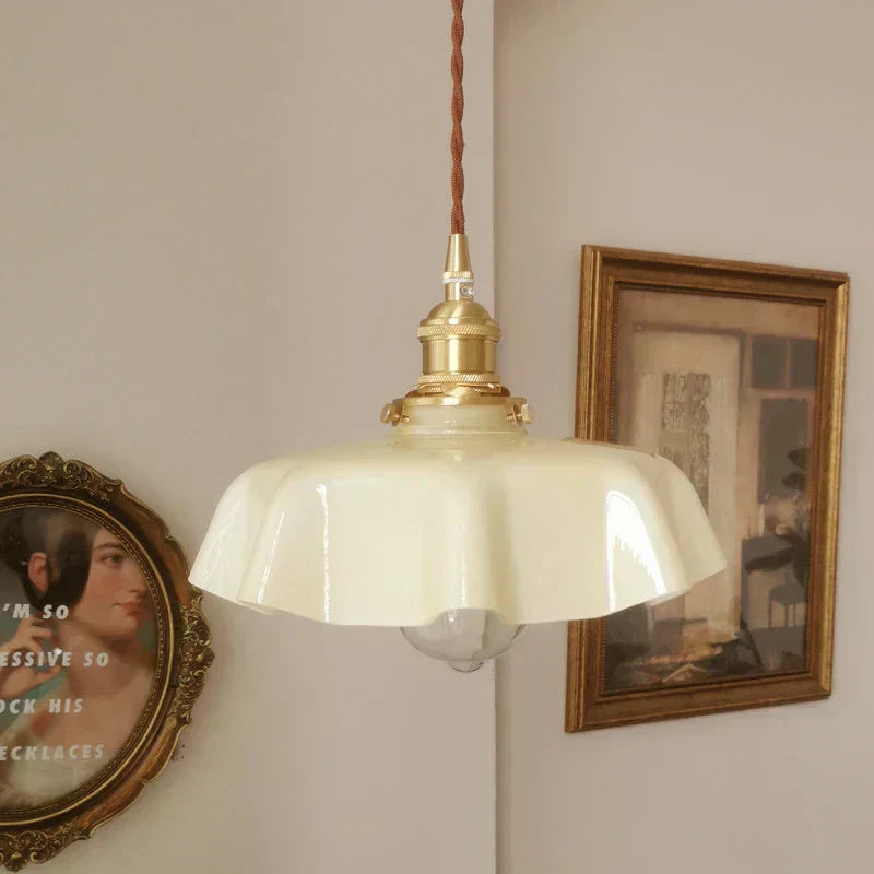 Solara pendellampe i messing — polert finish, raffinert silhuett