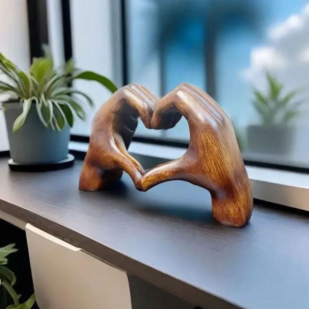 HeartCraft håndlavet træfigur — udskåret dekorativt midtpunkt