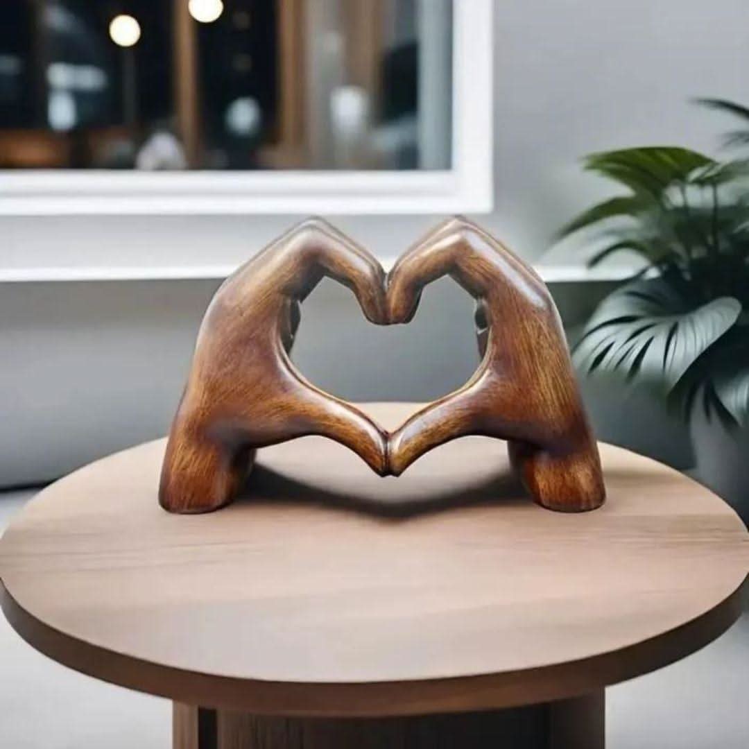 HeartCraft håndlavet træfigur — udskåret dekorativt midtpunkt