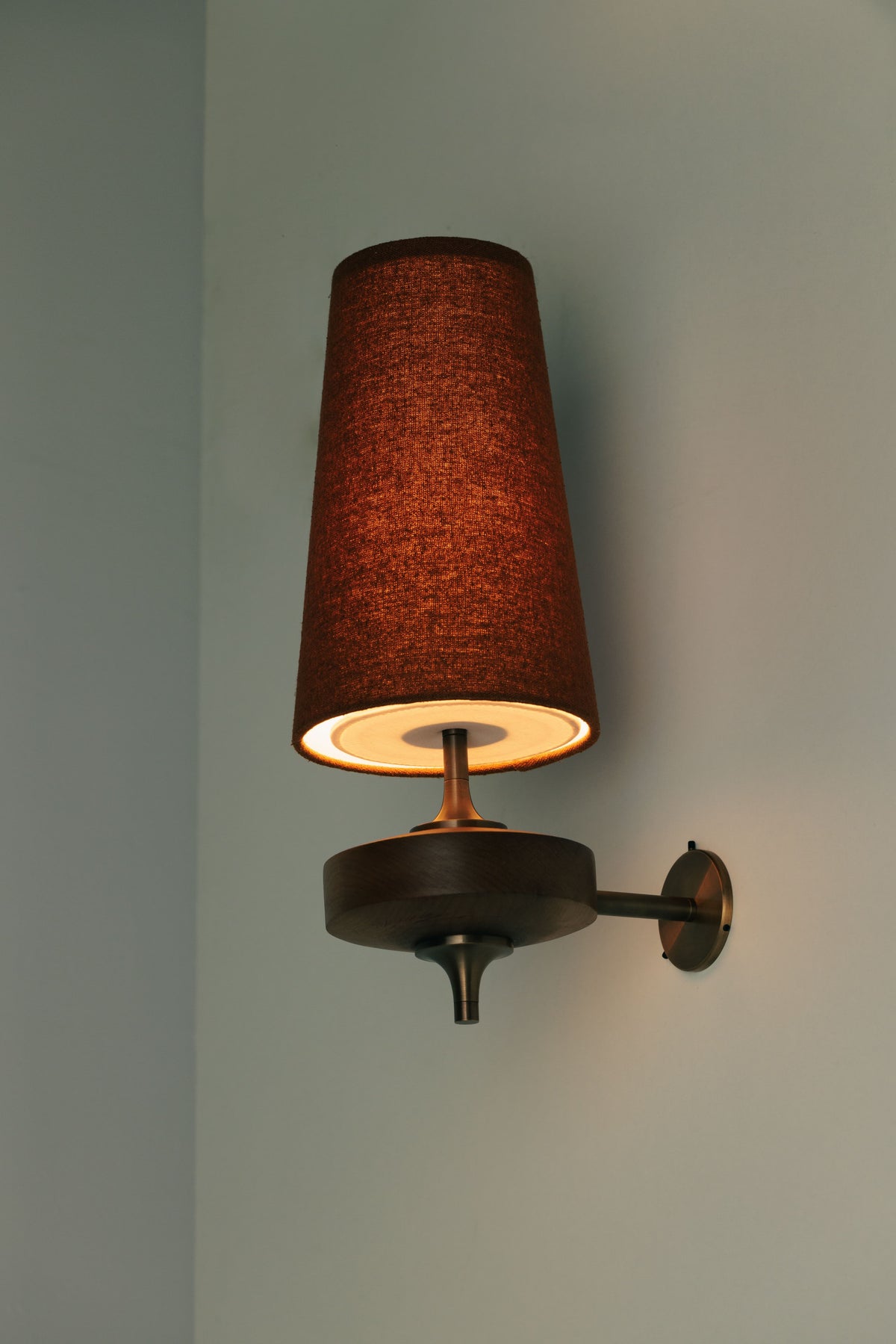 Aplique de pared vintage — brazo de madera, pantalla de tela, E12/E14