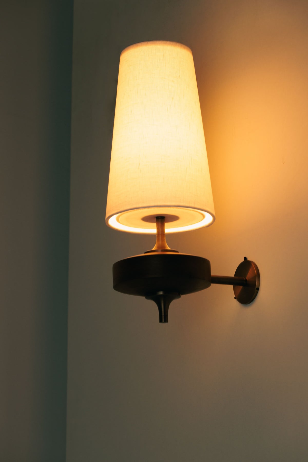 Aplique de pared vintage — brazo de madera, pantalla de tela, E12/E14
