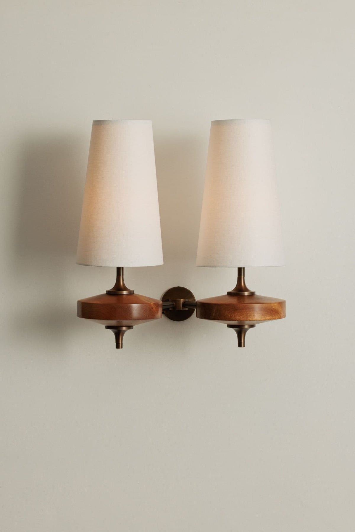 Aplique de pared vintage — brazo de madera, pantalla de tela, E12/E14