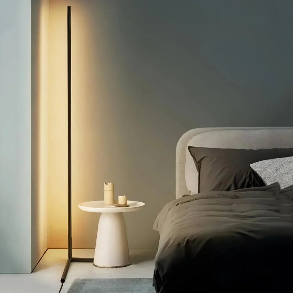 142 cm LED-gulvlampe i aluminium — dæmpbar med fjernbetjening