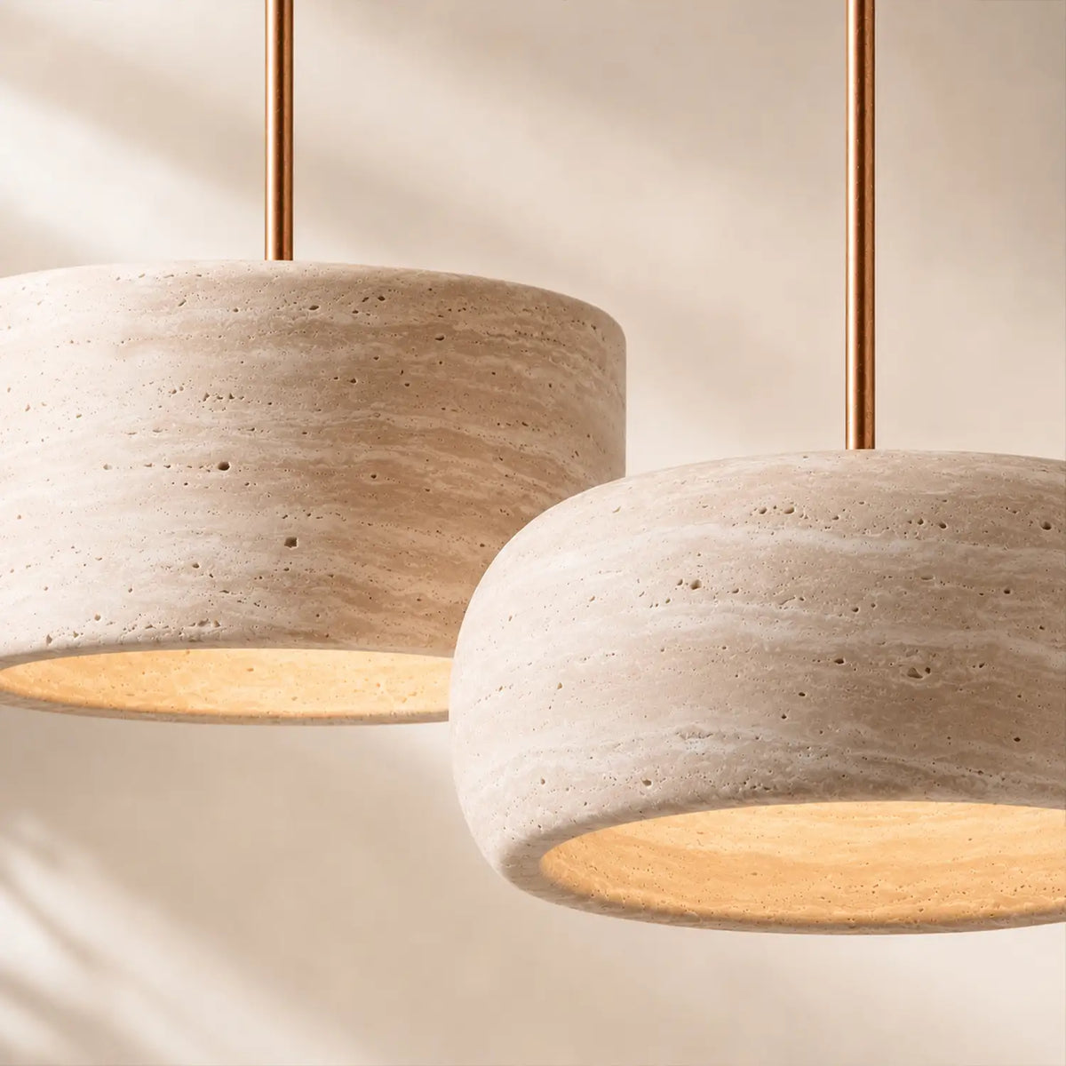Lampada a sospensione in travertino — pietra naturale color crema, wabi-sabi