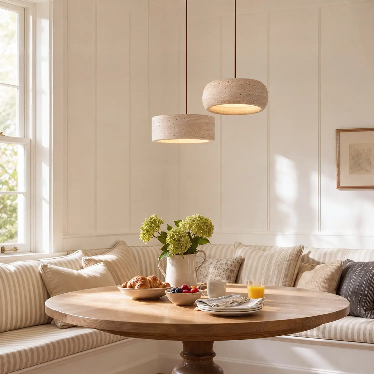 Lampada a sospensione in travertino — pietra naturale color crema, wabi-sabi
