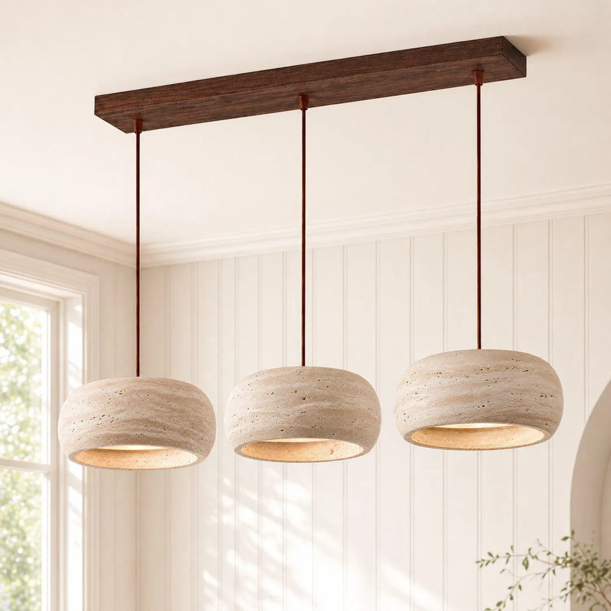 Lampada a sospensione in travertino — pietra naturale color crema, wabi-sabi