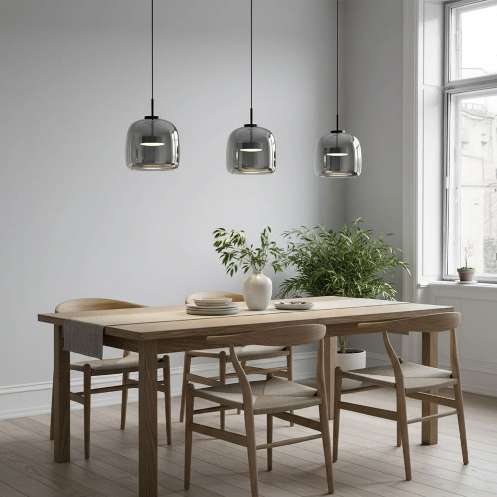 Pendellampe med røgfarvet glasskærm — vintage-minimalistisk LED