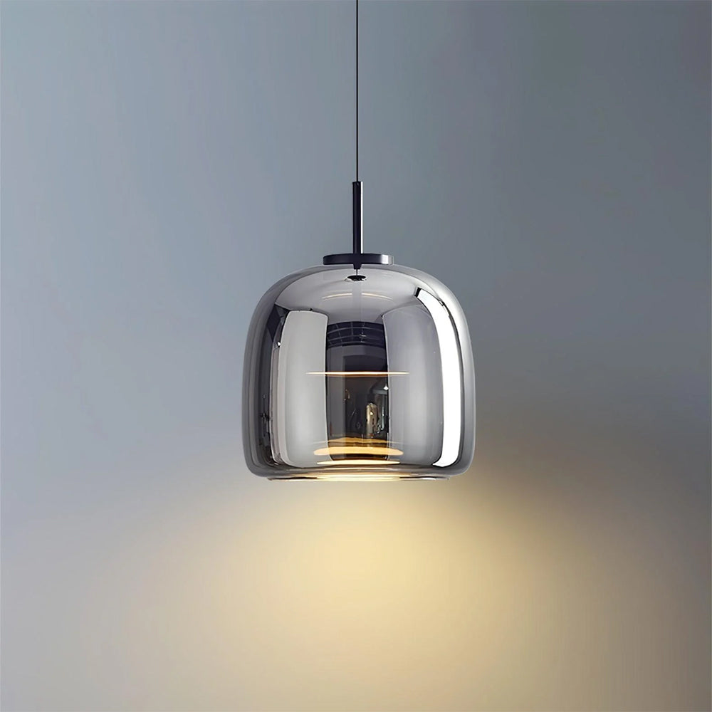 Pendellampe med røgfarvet glasskærm — vintage-minimalistisk LED