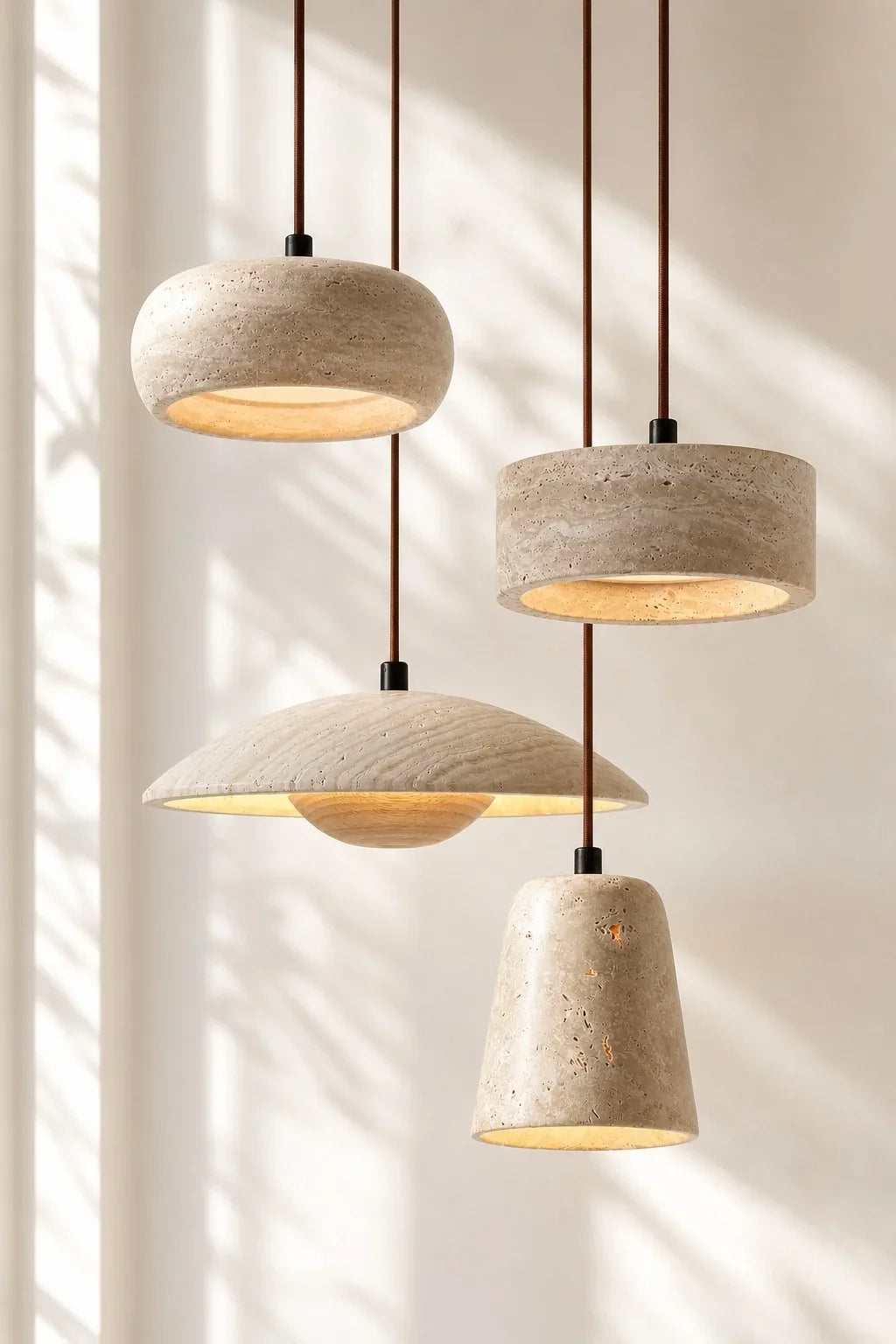 Lampada a sospensione in travertino — pietra naturale color crema, wabi-sabi