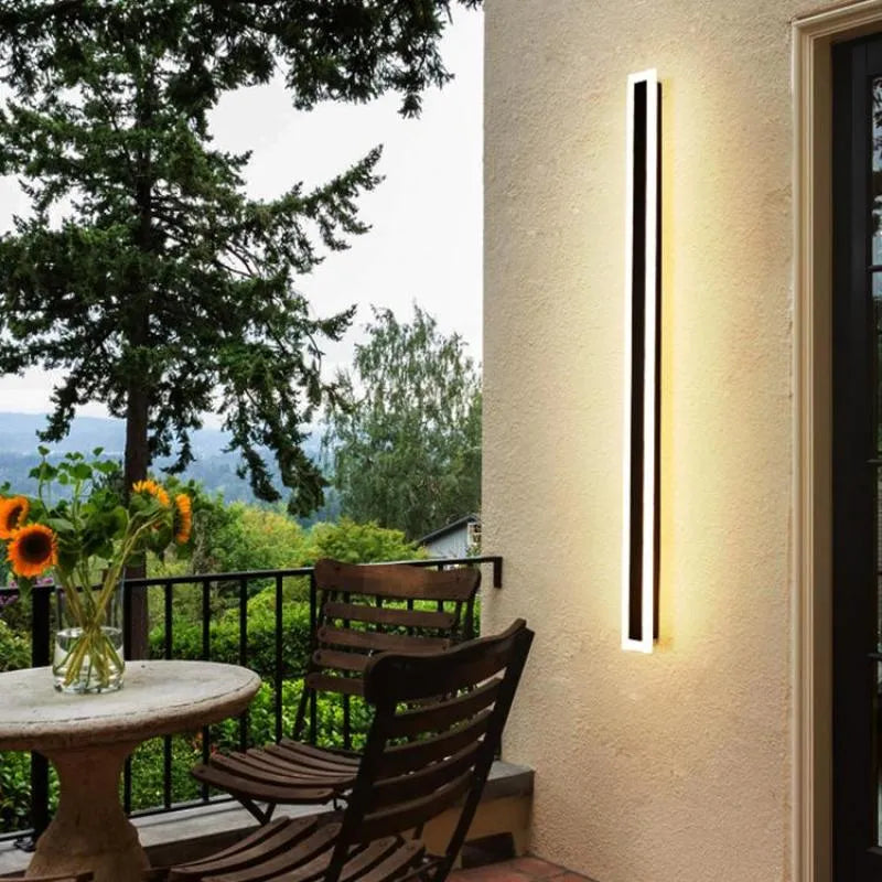 Lineare LED-Außenwandleuchte - schwarzes Acryl, IP65, dimmbar
