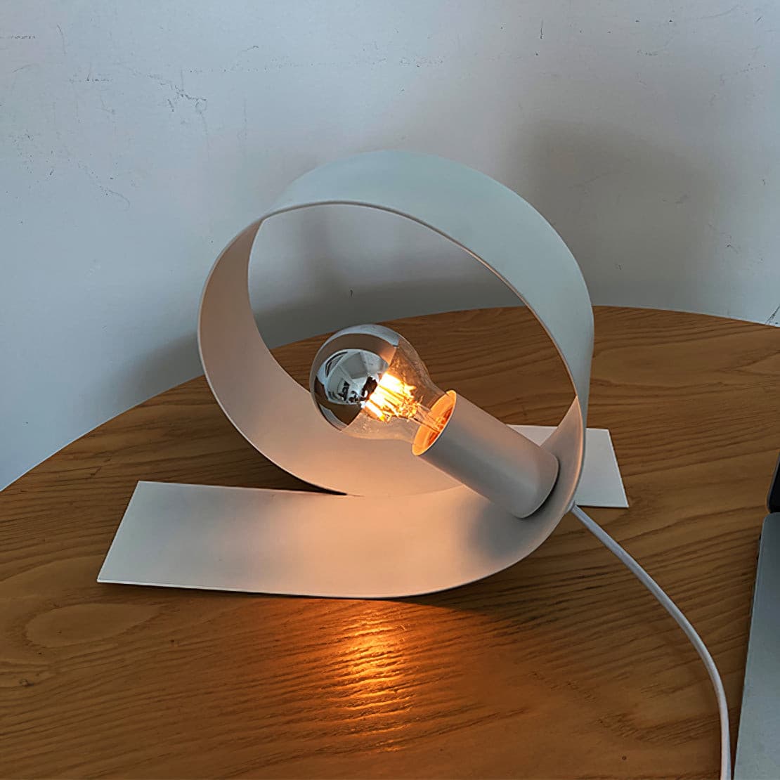 Aurell Minimalist White Metal Table Lamp — Slim Silhouette, Clean Lines & Restrained Profile