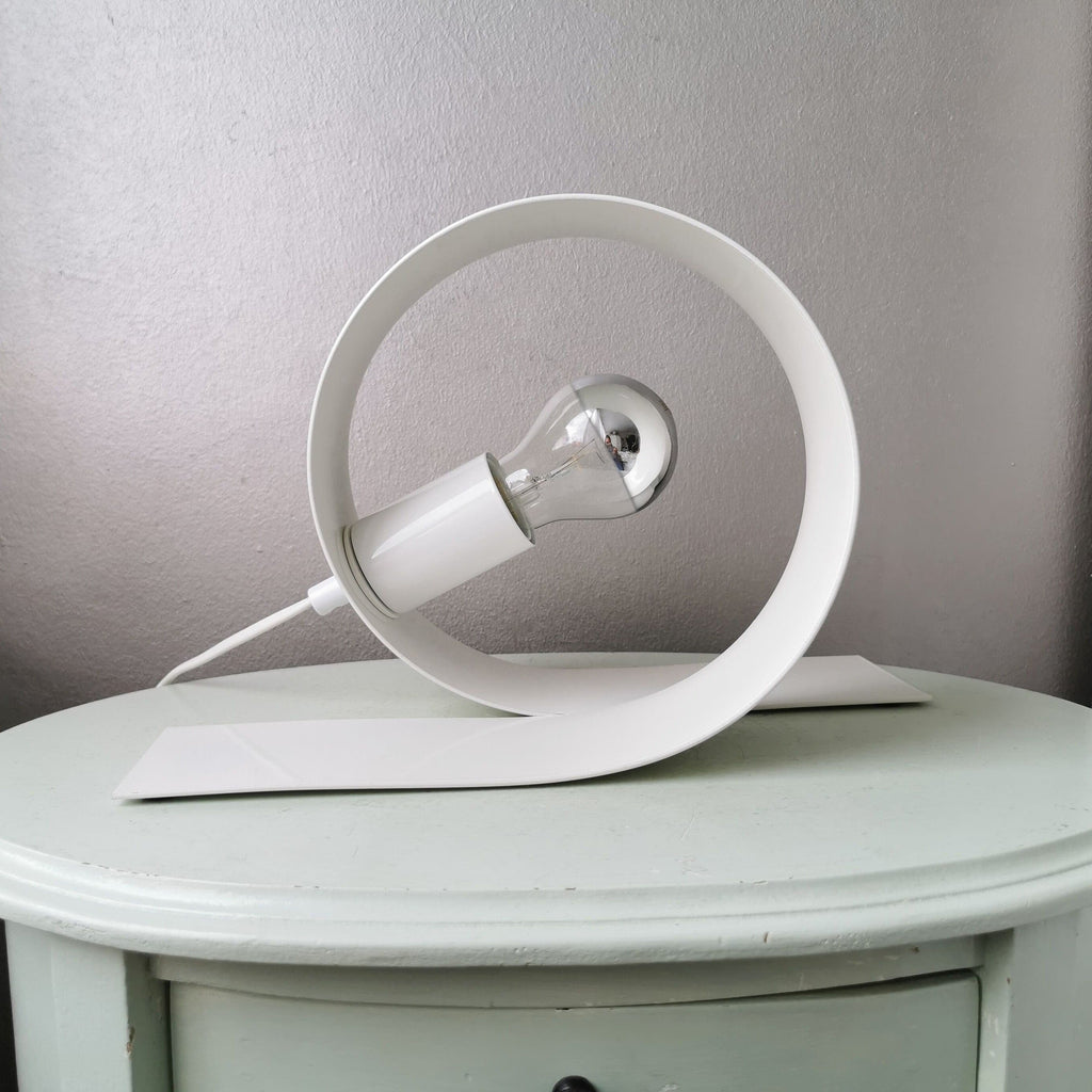 Aurell Minimalist White Metal Table Lamp — Slim Silhouette, Clean Lines & Restrained Profile