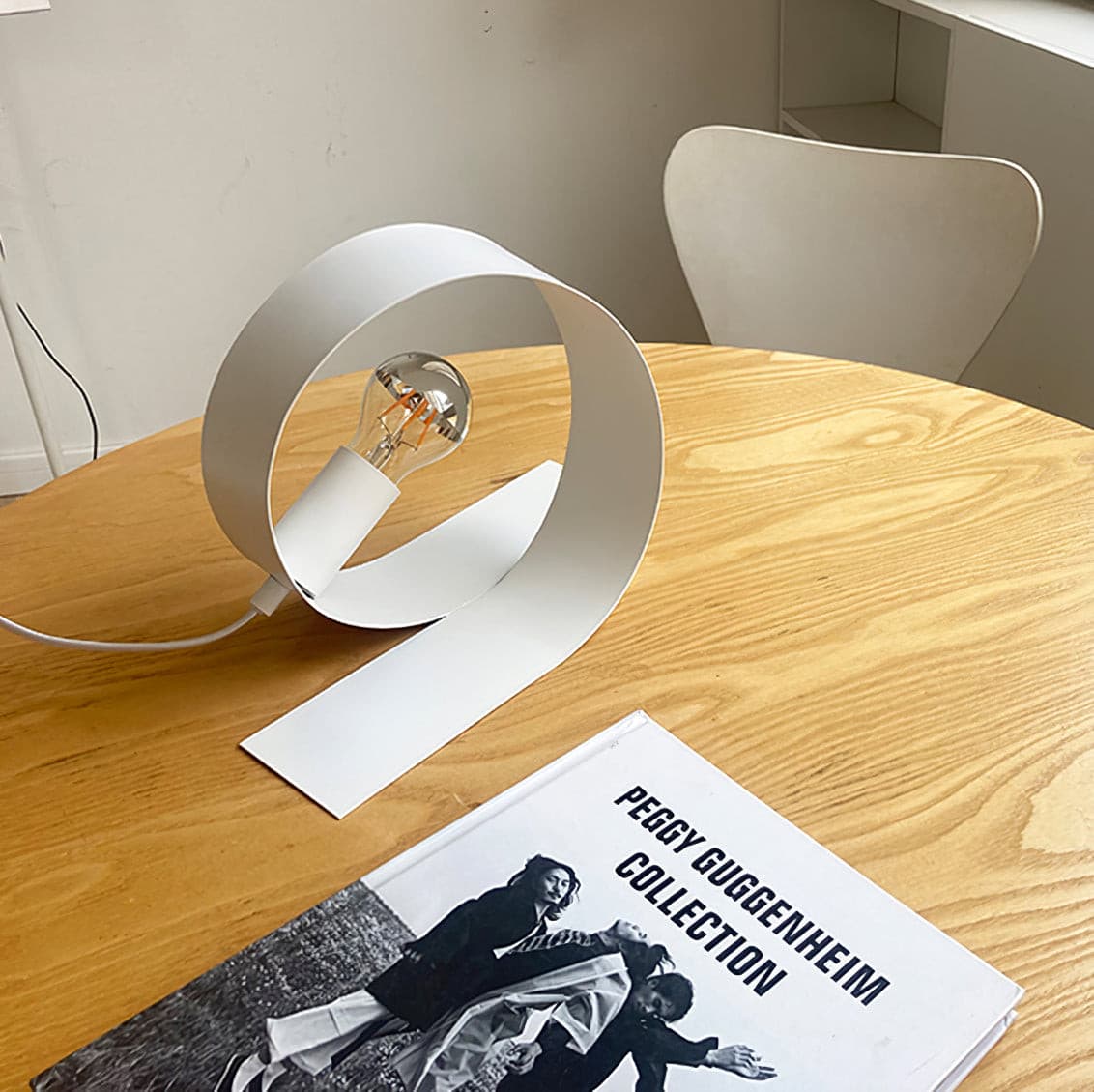 Aurell Minimalist White Metal Table Lamp — Slim Silhouette, Clean Lines & Restrained Profile