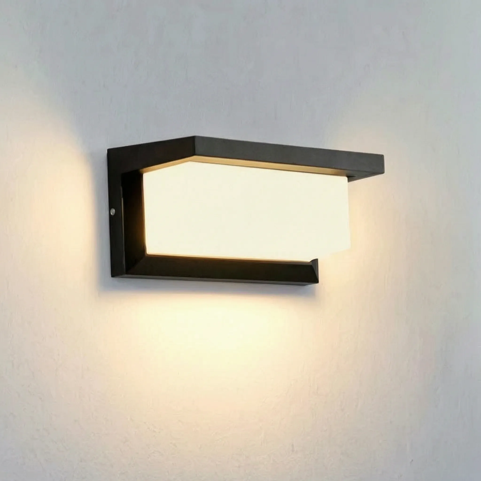 Modern Outdoor Wall Light -  Navigating Outdoor Paths - Wildoxy
