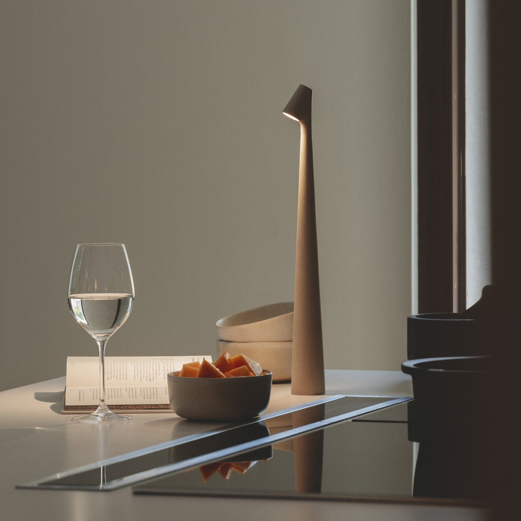 Lampă de masă LED cu intensitate reglabilă — Finisaj elegant, lumină caldă