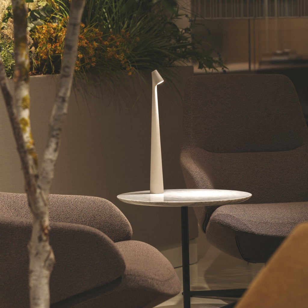 Lampă de masă LED cu intensitate reglabilă — Finisaj elegant, lumină caldă