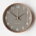 25cm-es skandináv faóra - szürke-fehér, halk kvarcszerkezet