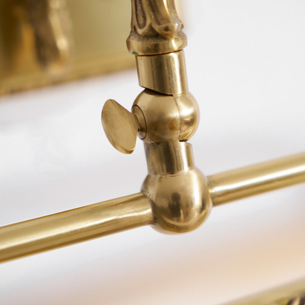 Lámpara de pared antigua de latón para cuadros — luz integrada