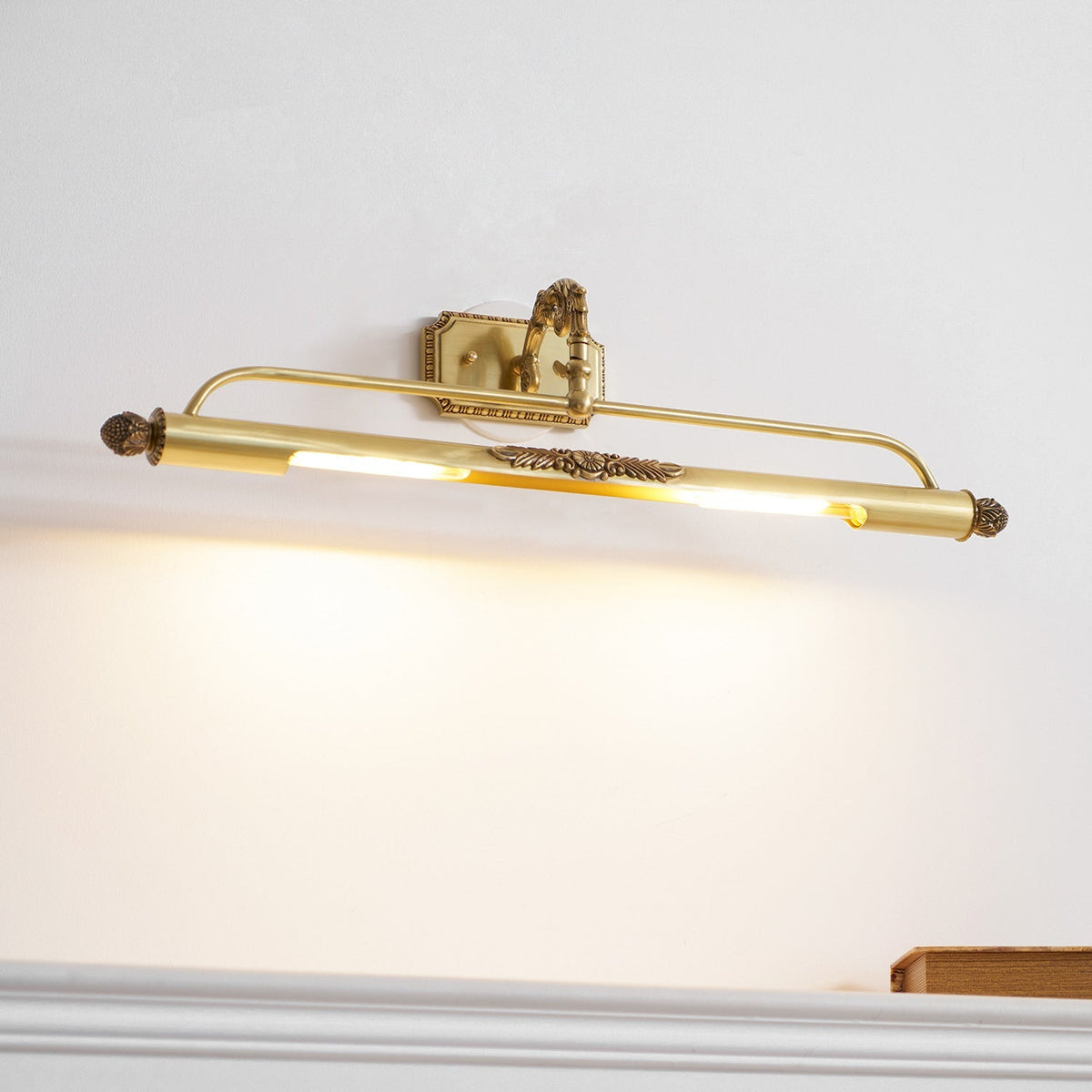 Lámpara de pared antigua de latón para cuadros — luz integrada