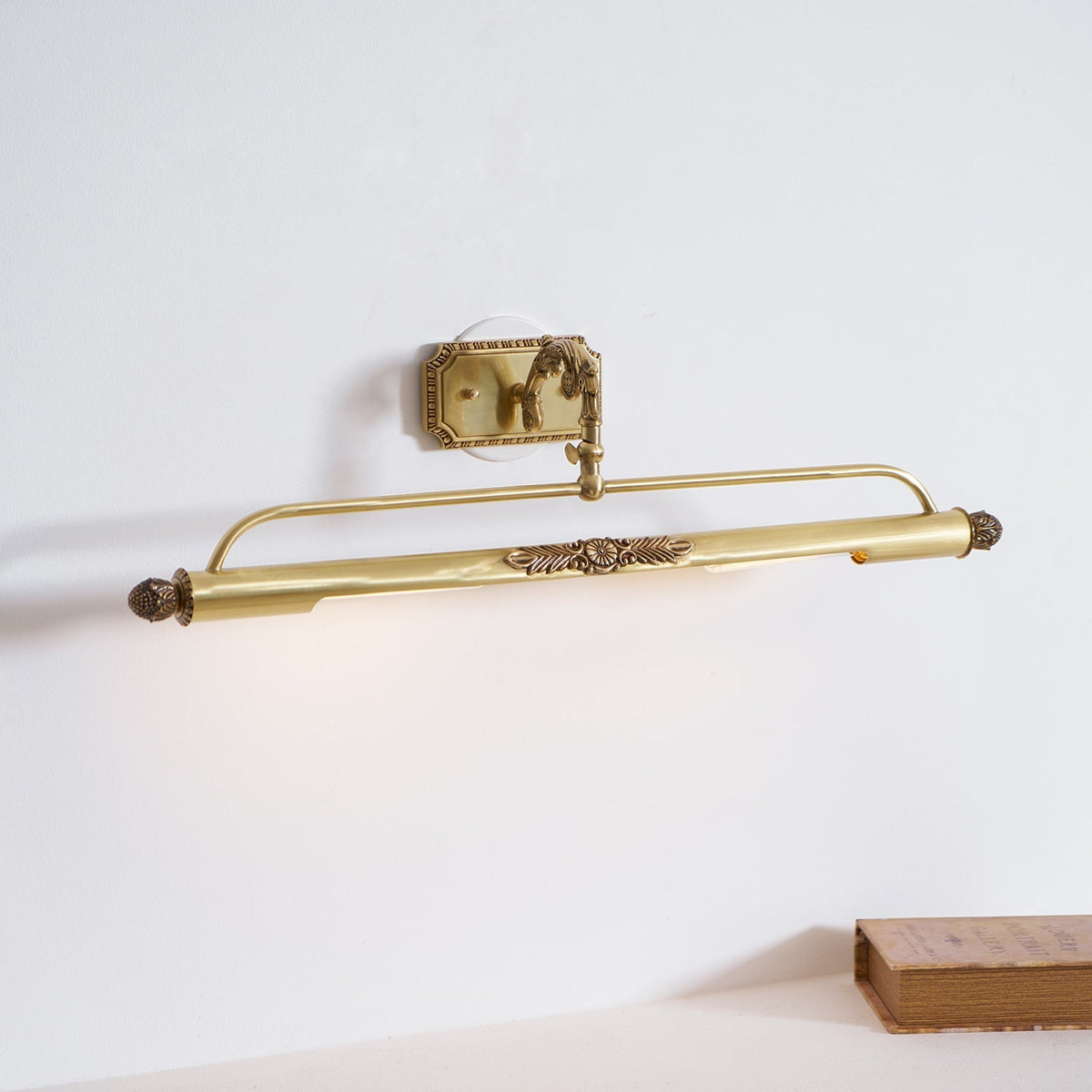 Lámpara de pared antigua de latón para cuadros — luz integrada