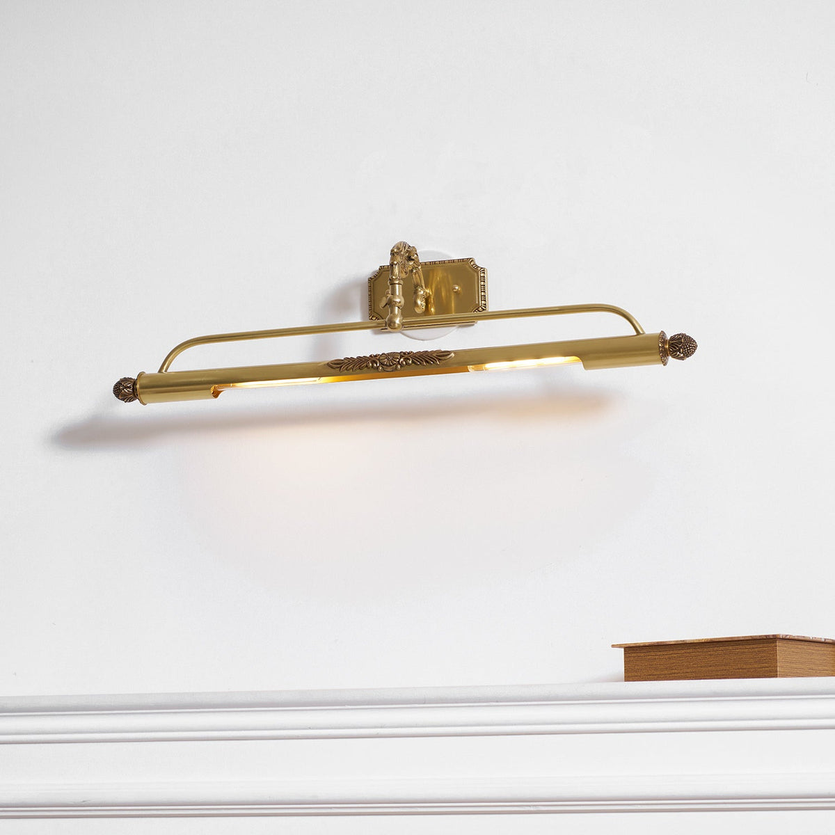 Lámpara de pared antigua de latón para cuadros — luz integrada